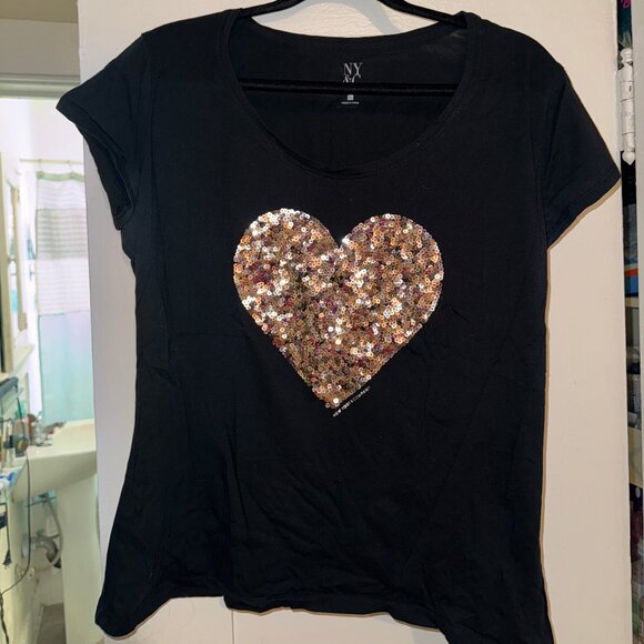 New York & Company – Black U-Neck T-Shirt w/Large Gold Sequined Heart (Size XL) - Picture 1 of 4